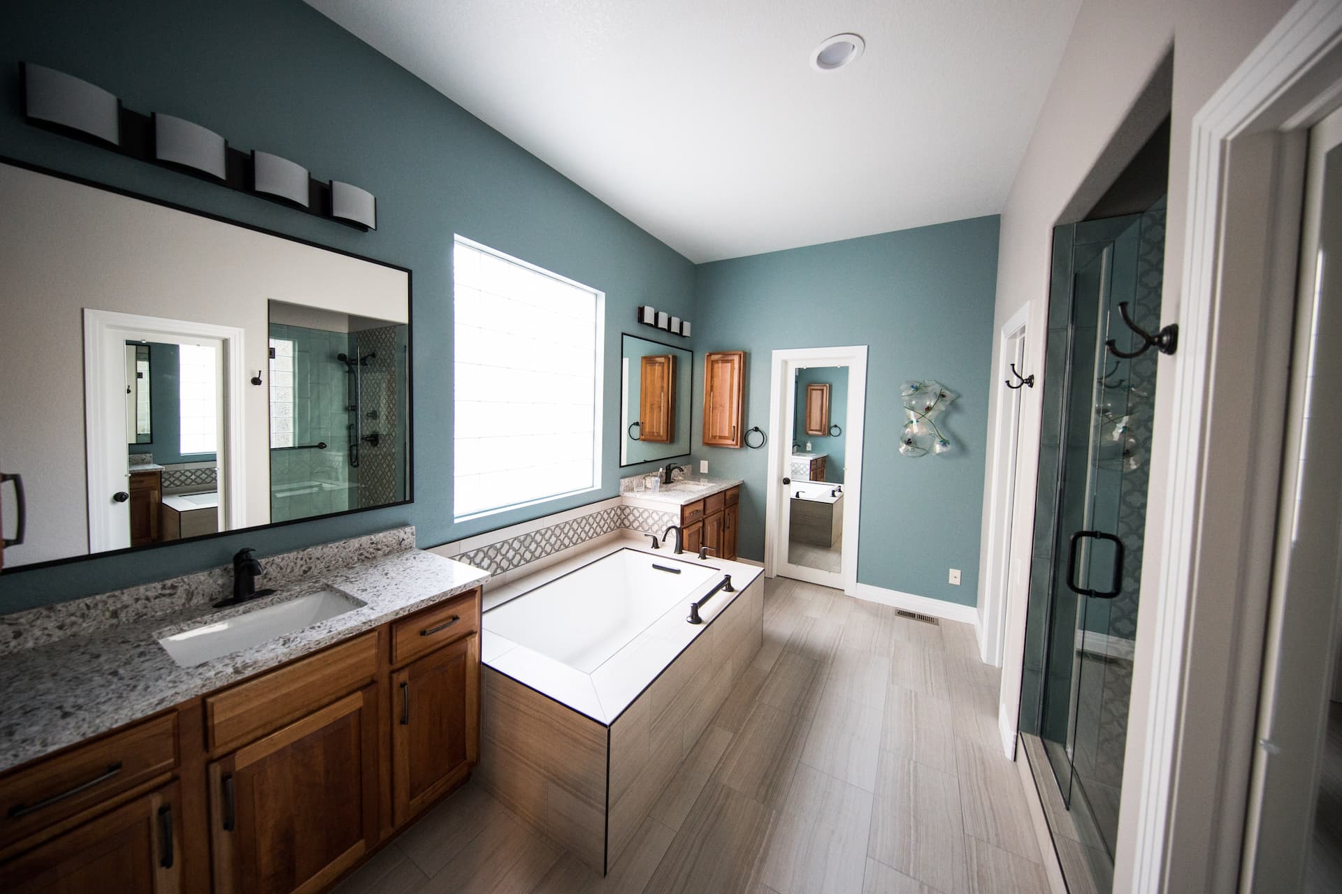 Baño decorado con pared turquesa